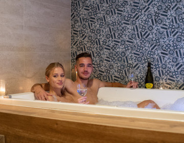 Private whirlpool bath and Soho massage 30 min