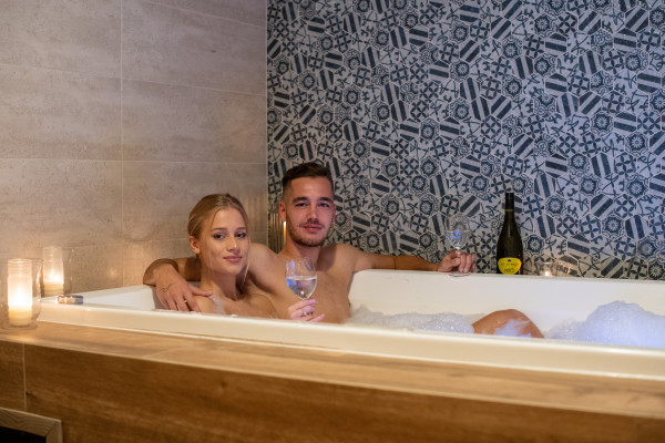 Private whirlpool bath and Soho massage 30 min
